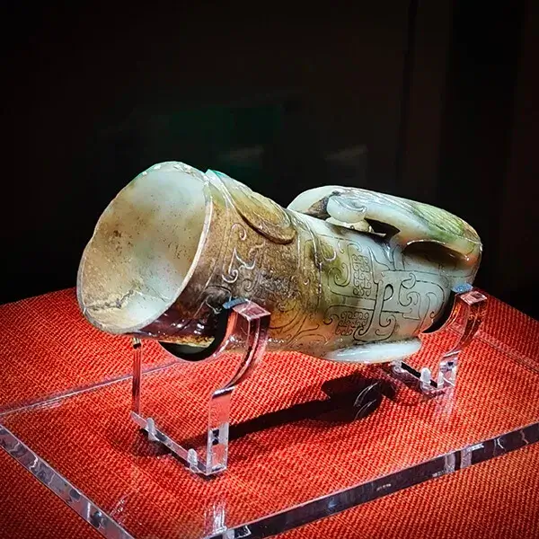 犀角形玉杯