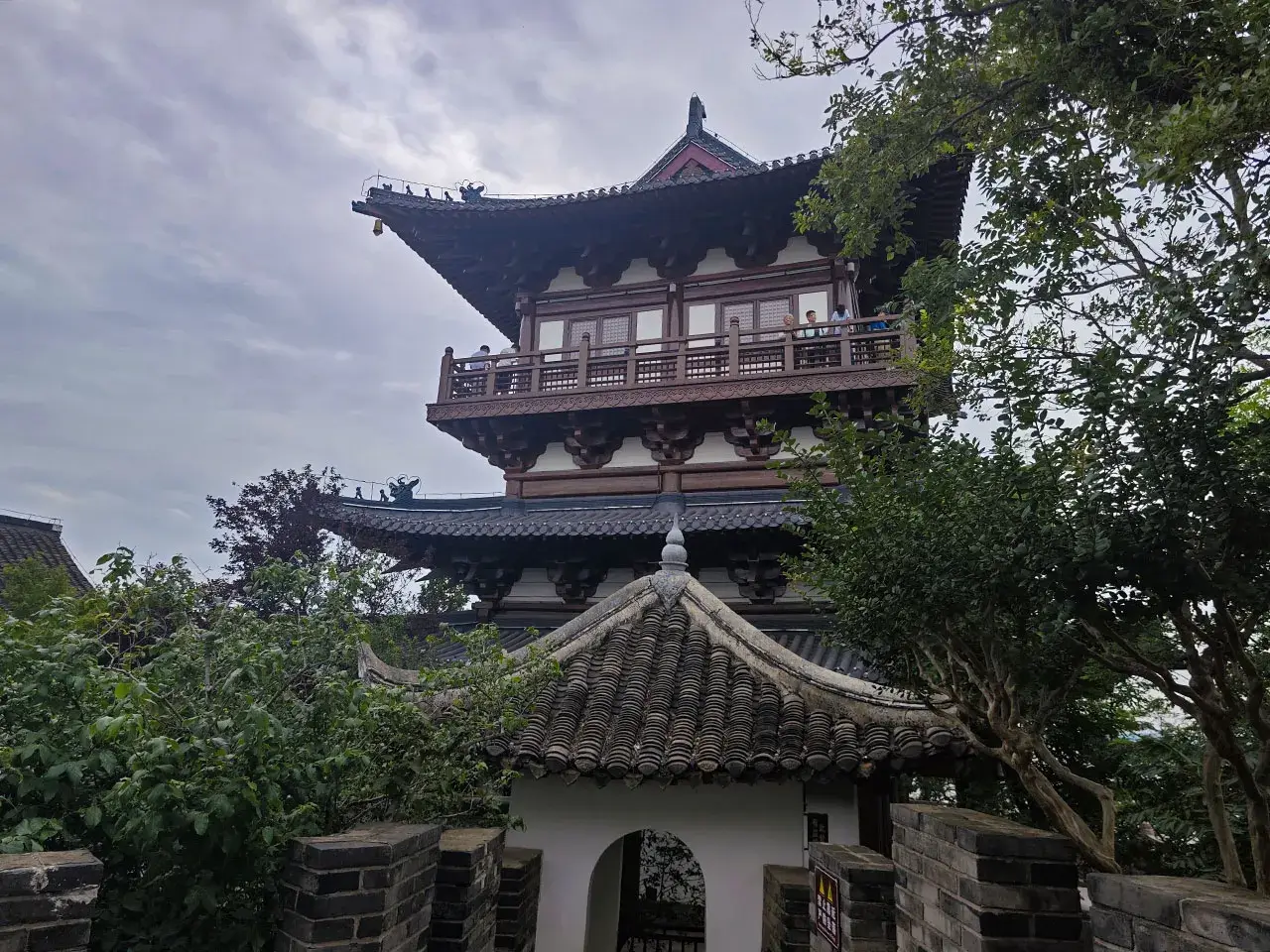 何处望神州?