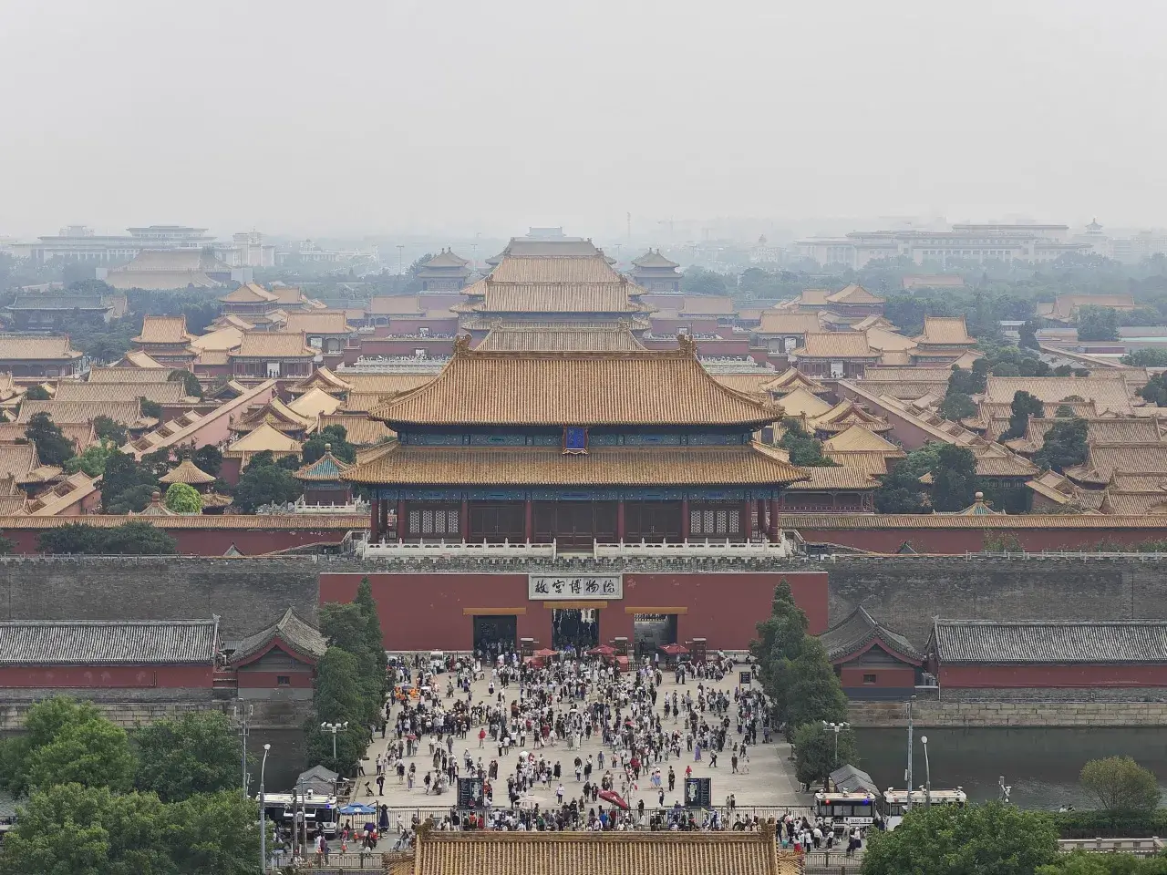 人去楼不空 往昔的叱咤化作春色满园